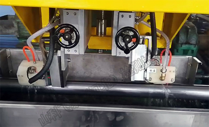 直縫管探傷設備細節(jié).jpg 直縫管探傷設備細節(jié).jpg